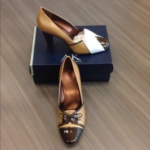 NIB! AK ANNE KLEIN Patent Pump, Caramel & Brown